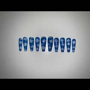 Press on gel nail set • blue with white clouds